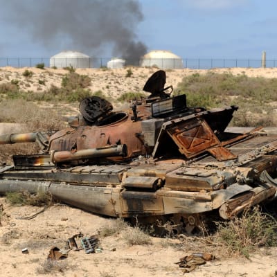 Utbränd tank vid oljeterminalen vid Az Zuwaytina