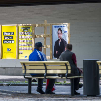 Kuntavaalimainoksia Mikkelin torin laidalla