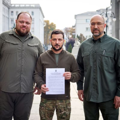 Ruslan Stefanchuk, Volodymyr Zelenskyj och Denys Shmyhal visar upp Natoansökan med sina underskrifter.