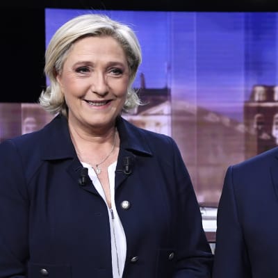 De franska presidentkandidaterna Marine Le Pen och Emmanuel Macron inför den sista TV-debatten.