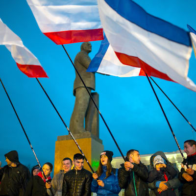 Jublande proryska ungdomar på Lenintorget i Simferopol