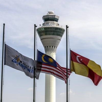 Bland annat Malaysias flagga hissades på halvstång på Kuala Lumpurs internationella flygplats.