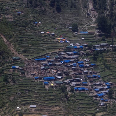 Jordbävningen i Nepal har förorsakat jordskred i byarna.