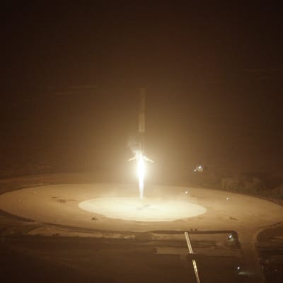 Falcon 9-raketen landar vertikalt i Cape Canaveral den 21 december 2015.
