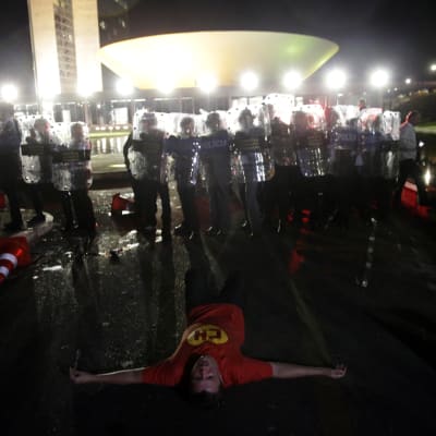 Polisen drabbade samman med demonstranter i huvudstad Brasilia efter att president Dilma Rouseff utsåg sin företrädare och partikamrat till sin kanslichef