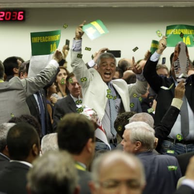 Oppositionens representanter firar i riksrättskommittén efter omröstningen mot president Dilma Rousseff 11.4.2016