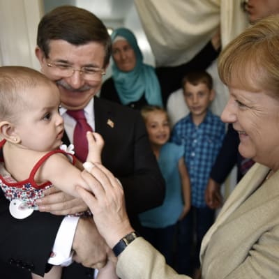 Ahmet Davutoglu och Angela Merkel besöker flyktingslägret Nizip i Gaziantep, Turkiet.