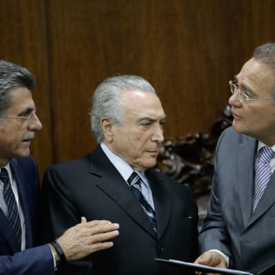 Brasiliens president Michel Temer talar med sin "högra hand"  Romero Jucá (tv) och med senatens talman Rena Calheiros (th)