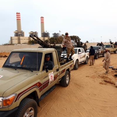 Milismän från grannstaden Misrata har trängt in i Sirte som har kontrollerats av jihadister från IS sedan ifjol