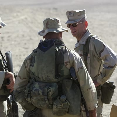 General James Mattis talar till beväpnade amerikanska soldater i Afghanistan före invasionen av landet år 2001.