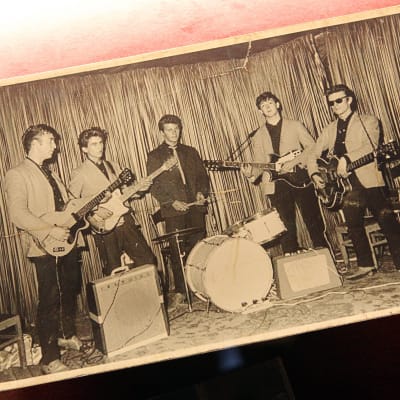 En tidig bild från 1960 på The Beatles med John Lennon, George Harrison, Pete Best, Paul McCartney och Stu Sutcliffe.