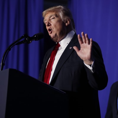 Donald Trump besökte under onsdagen ministeriet för inrikes säkerhet. I bakgrunden vice president Mike Pence.