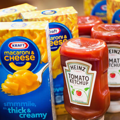 Ketchup och makaroner av Kraft Heinz.