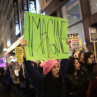 Människor demonstrerar mot Donald Trumps politik i Chicago i USA