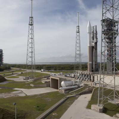 Atlas V-raket på startplattan i Cape Canaveral.