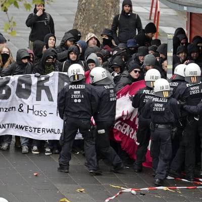Kravallpolis knuffas med demonstranter i Köln 22.4.2017