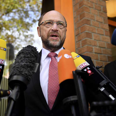 SPD-ledaren Martin Schulz talar med journalister utanför sin vallokal i Wuerselen 14.5.2017