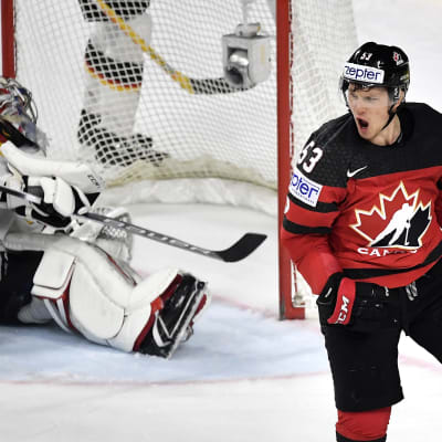 Jeff Skinner gjorde Kanadas andra mål mot Tyskland.