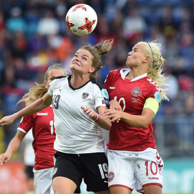 Österrikes Verena Aschauer och Danmarks Pernille Harder.