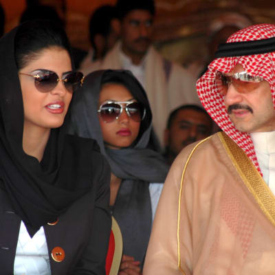 Den saudiske prinsen al-Walid bin Talal och hans hustru  prinsessan Amira al-Tawil besöker Jemen år 2009 efter att ett jordskred krävt över hundra dödsoffer där.