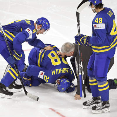 Elias Lindholm ligger på knä på isen