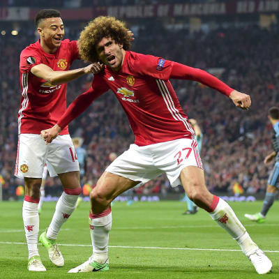 Marouane Fellaini och Jesse Lingard firar