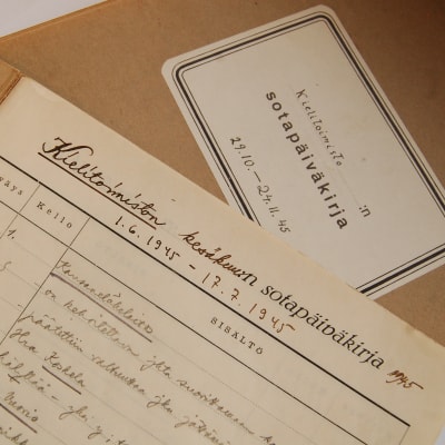 Kun kaikesta oli sotien jälkeen puutetta, Kielitoimiston puhelinneuvonnassakin käytettiin ”sotapäiväkirjoja” kesällä 1945.