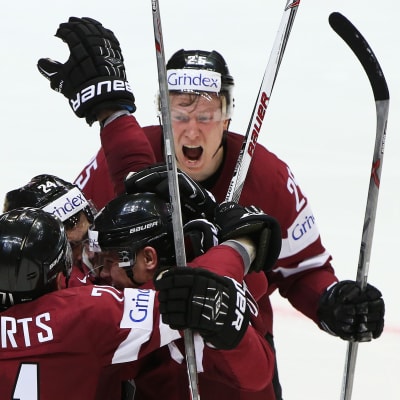 Lettiska spelare firar.