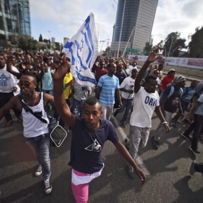 Etiopiska judar demonstrerar mot rasism och polisvåld i Tel Aviv.