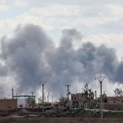 Rök stiger upp efter en artilleriattack mot IS-ställningar i Baghouz