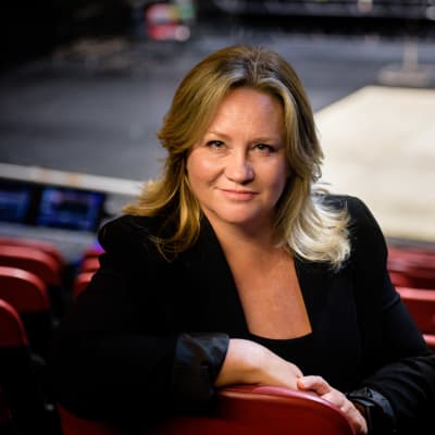 Maria Sid bland de tomma raderna av stolar framför Klarascenen. 
