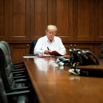 Donald Trump i ett mötesrum på militärsjukhuset Walter Reed 4.10.2020
