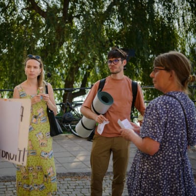neljä ihmistä keskustelee Ruotsin valtiopäivätalon edustalla