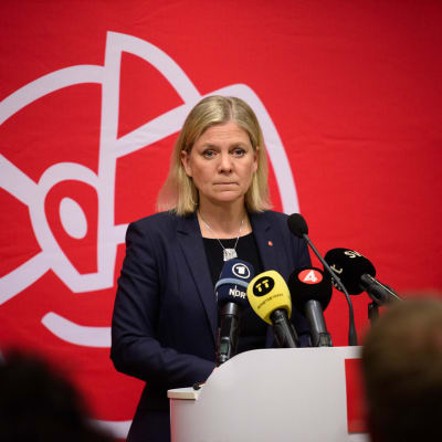 Ruotsin pääministeri Magdalena Andersson pitää tiedotustilaisuutta.