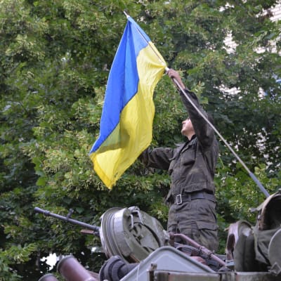 Ukrainska soldater jublar efter återerövringen av Slovjansk.