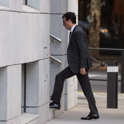 Domaren Fernando Andreu anländer till  Audiencia Nacional-domstolen i Madrid.