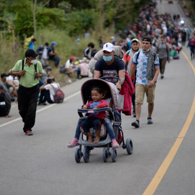 Honduranska migranter som lyckades ta sig över gränsen till Guatemala på lördagen. I karavanen finns många barnfamiljer. 