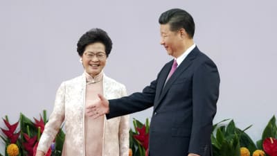 Hongkongs ledare Carrie Lam stöds av Kinas president Xi Jinping