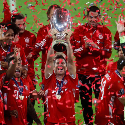 Robert Lewandowski lyfter Super Cup pokalen