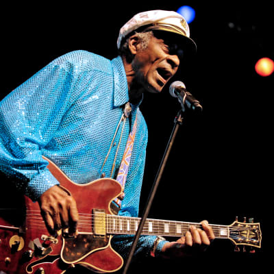Chuck Berry med sin trogna följeslagare en Gibson.