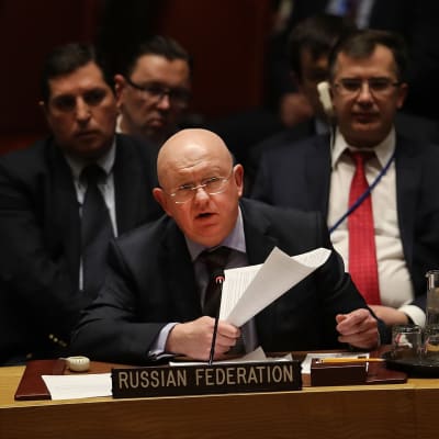 Rysslands FN-ambassadör Vasilij Nebenzia gick i rasande angrepp mot Storbritannien under säkerhetsrådets möte på torsdagen. 