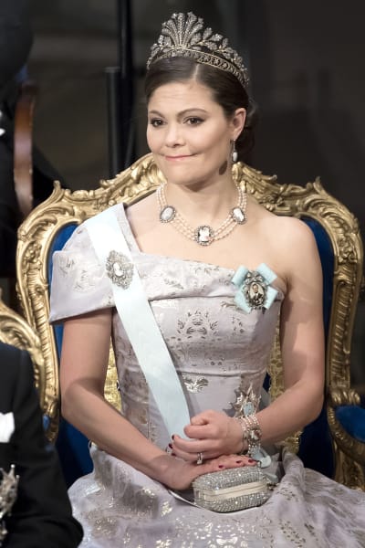 Kronprinsessan Victoria sitter under Nobelfesten.
