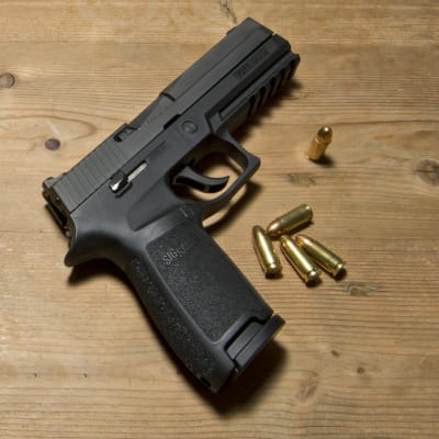 Sig Sauer P250, halvautomatiskt vapen. Ammunition finns placerat bredvid vapnet.