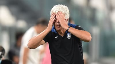 Gian Piero Gasperini håller händerna framför ögonen.