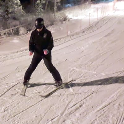 Skidläraren Victor Häggblom visar hur man gör en "pizzaslice".