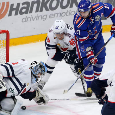 Teemu Ramstedt (nr 46) försöker få bukt med SKA-spelare i KHL 2017.