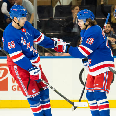 Pavel Butjnevitj och Artemi Panarin firar ett mål.