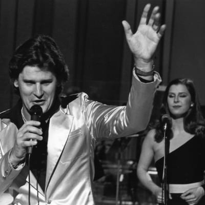 Iskelmälaulaja Frederik esiintyy EUroviisujen karsinnoissa 1981.