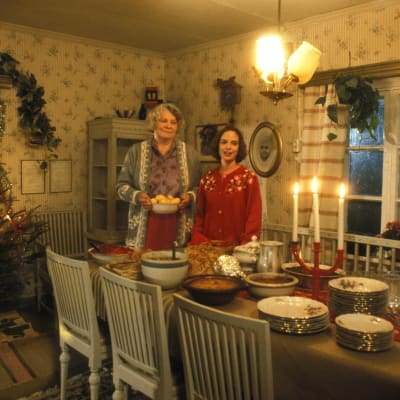 Annikki ja Liisa Metsola (Helinä Viitanen ja Anna-Leena Härkönen) joulupöydän ääressä