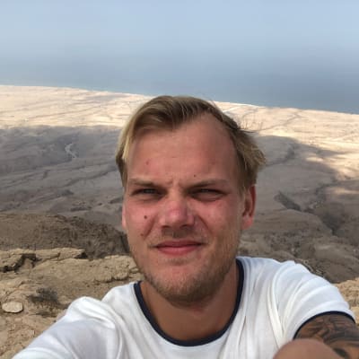 Mies ottaa selfietä Omanissa.